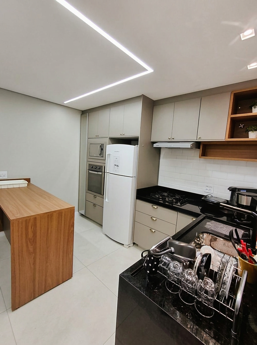 Cozinha planejada com armários em tom cinza e nichos em madeira